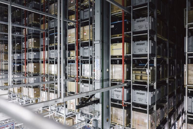 Bild 19: Die Regalbediengeräte im 35 m hohen Hochregallager arbeiten mit Rückspeisung.  (Philipp Reinhard, 2017)