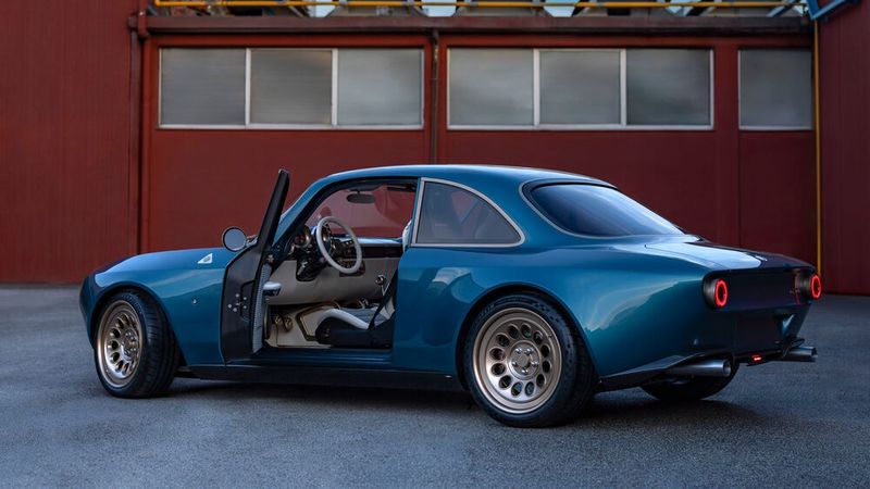 Der GT Super trägt in der Verbrenner-Version zwei voluminöse Auspuffendohre am Heck. Die Seitenteile fallen im Vergleich zur originalen Alfa Giulia sehr breit aus. (Bild: Totem Automobili )