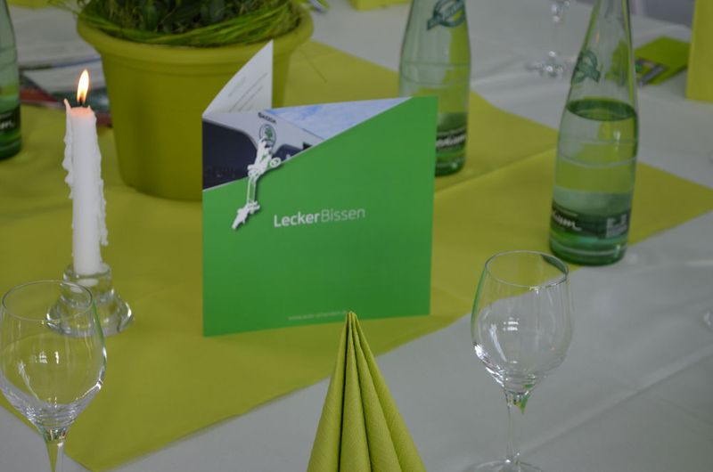 ... passend zum Essen, das Schandert für die Mitarbeiter, Wegbegleiter und Geschäftspartner spendierte. (Bild: Grimm/»kfz-betrieb«)