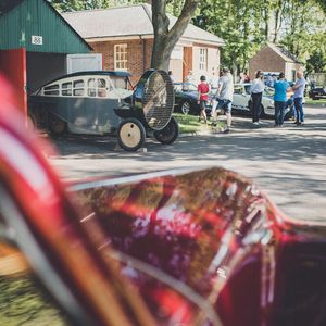 Auf dem ehemaligen Luftwaffenstützpunkt der Royal Air Force sind die Baracken und Hangars, die Wohnhäuser und Werkstätten nach Jahrzehnten des Verfalls und der Abstinenz mittlerweile wieder gut gefüllt und bilden eine authentische Kulisse.(Bild:  Bicester Heritage)