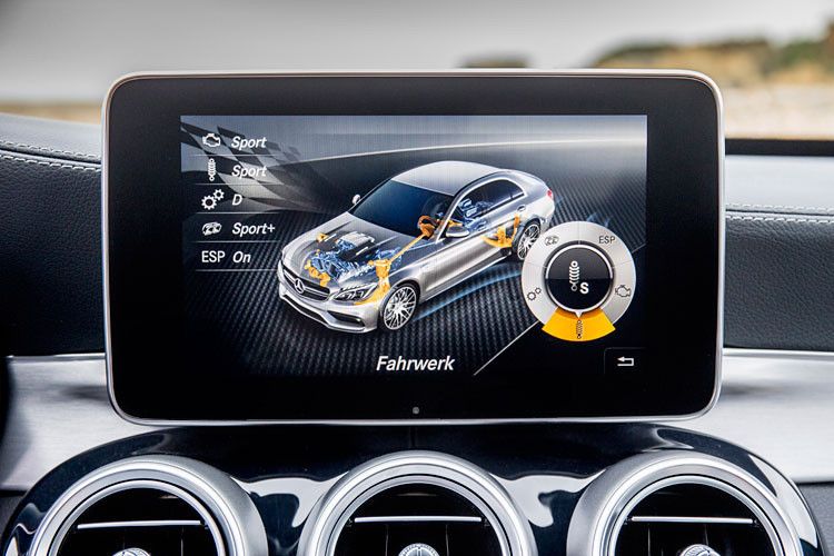Das anspruchsvolle Fahrwerk empfiehlt den C63 durchaus als komfortables Reiseauto. Das Fahrwerk spielt virtuos auf der Klaviatur von komfortabel bis sehr sportlich. (Foto: Daimler)