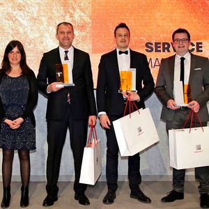 Ebenfalls eine Trophäe für den Arbeitsplatz hat Philipp Schäfer (re.) in der Kategorie Serviceleiter aus Barcelona mitgenommen.(Bild:  Seat Deutschland)