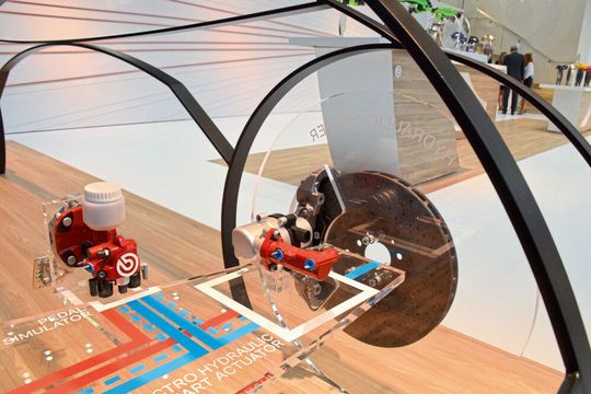 Das Brake-by-Wire-Konzept von Brembo auf der IAA 2017: Hydraulikflüssigkeit findet sich nur noch innerhalb der vorderen Bremssättel.(Bild:  Rosenow)