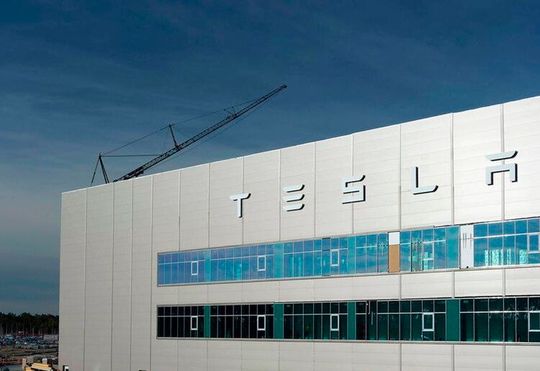 Der US-amerikanische Elektroauto-Pionier Tesla fühlt Rückenwind! Nun werden Pläne geschmiedet, die einen raschen Ausbau der Produktion von Autos und Batterien vorsehen ...(Bild:  Tesla)
