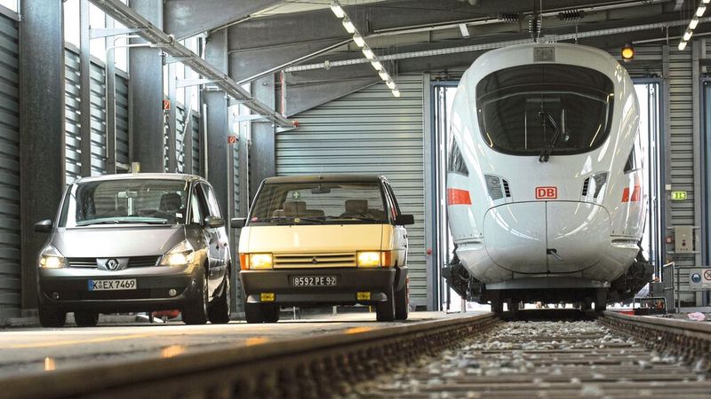 Der erste und der vierte Espace neben einem ICE. (Bild: Renault)