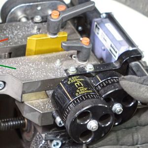 Nun fährt man die beiden Drehmeißel innen wie außen an die Scheibe heran und ermittelt an mehreren Stellen (rote Pfeile) das Nullmaß. Grobe Rostränder dreht man zuvor manuell ab (grüner Pfeil). Dann fährt man den Abdrehkopf komplett zur Innenseite.(Bild:  Dominsky/ »kfz-betrieb«)