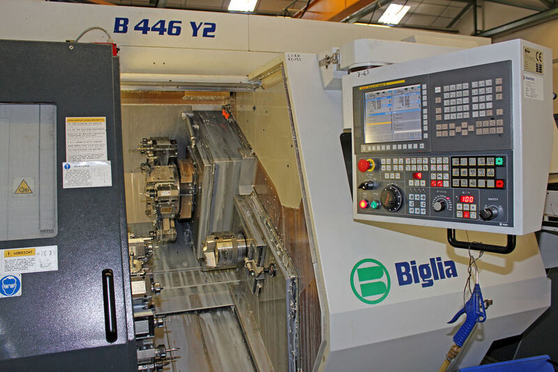 Flexible Ergänzungsmaschine: Auf der Biglia B 446Y2 kann Jung kurzfristig alle benötigten Bolzen, Hülsen, Anschläge und Achsen selbst herstellen. (teamtec)