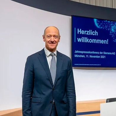 Der Siemens-Chef Roland Busch hält künstliche Intelligenz für einen ganz wichtigen Faktor, um in Zukunft wettbewerbsfähig zu bleiben. Deshalb kritisiert er Regulierungsmaßnahmen der EU, die Europa in Sachen KI nur zum Schlusslicht der Welt machen würden ... (Bild: Siemens)