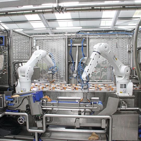 Industrieroboter von Kuka werden zur Handhabung von Lebensmitteln eingesetzt.(Bild:  Kuka)