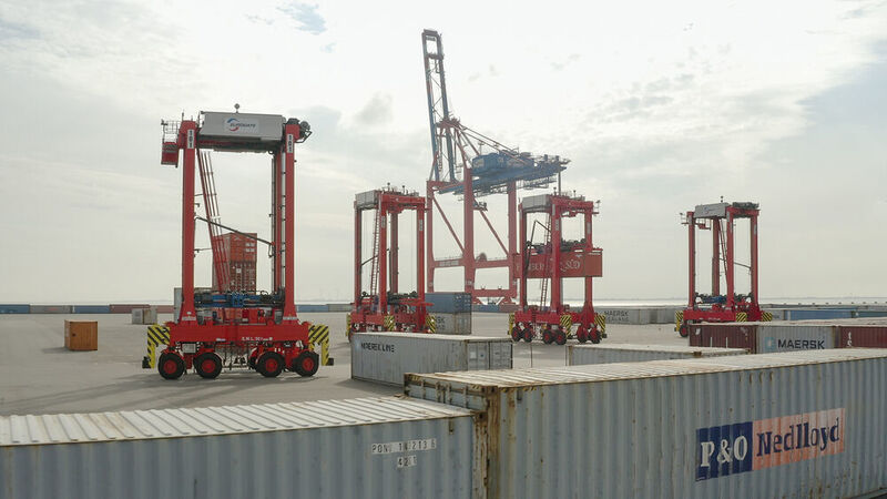 Die Straddle Carrier sind in dem Containerterminal in Wilhelmshaven bereits im Einsatz und werden dort gerade im Rahmen des Projektes erprobt. (Eurogate)
