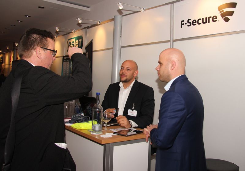 Rüdiger Trost (r.) und Marvin Jackson (mi.) beantworteten Fragen rundum das Portfolio von F-Secure und darüber hinaus (Vogel IT-Akademie)