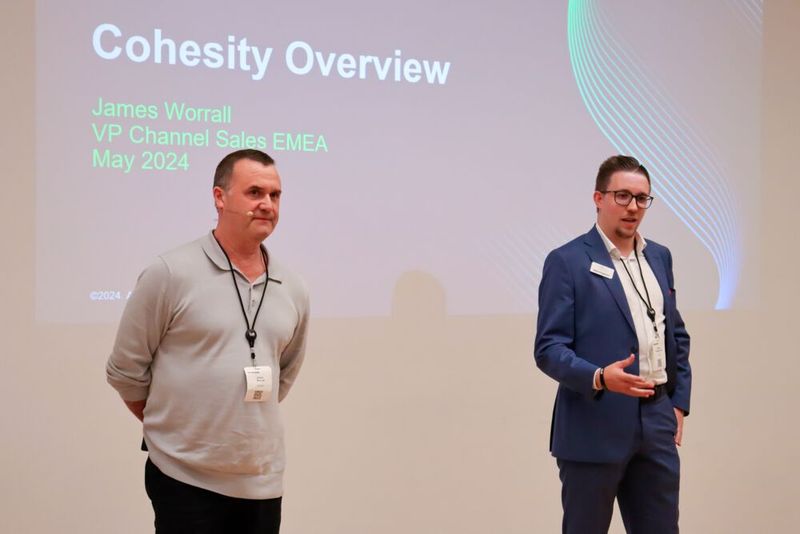 James Worral (Cohesity) und Matteo Brüggemann (TIM) gaben einen kurzen Cohesity Überblick. (Bild: TIM AG)