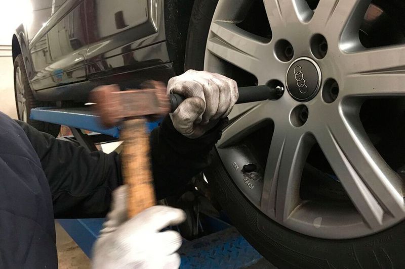 Mit einem geeigneten Hammer treibt der Monteur den passenden Löseextraktor in das vorgebohrte Loch. (Busching)