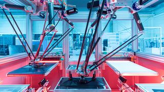 Vollkommen automatisiert und in Sekundenschnelle stecken zwei Deltaroboter eine Brennstoffzelle. (Bild: Fraunhofer IPA/Rainer Bez)