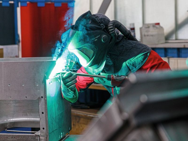 Bei den Aluminiumgehäusen für Hochgeschwindigkeitszüge sind präzise gesetzte Schweißnähte mit gleichbleibender Geometrie und konstantem Lagenaufbau erforderlich. Abhängig von der Materialstärke müssen bis zu 20 oder mehr Lagen geschweißt werden. (Bild: Fronius)