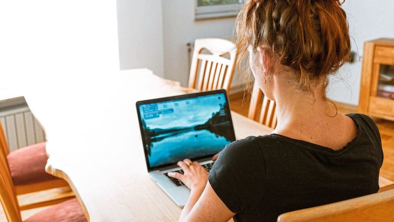 Die zur Bekämpfung der Corona-Pandemie gesetzlich vorgeschriebene Homeoffice-Pflicht soll Ende Juni auslaufen. (Bild:  gemeinfrei /  Pixabay)