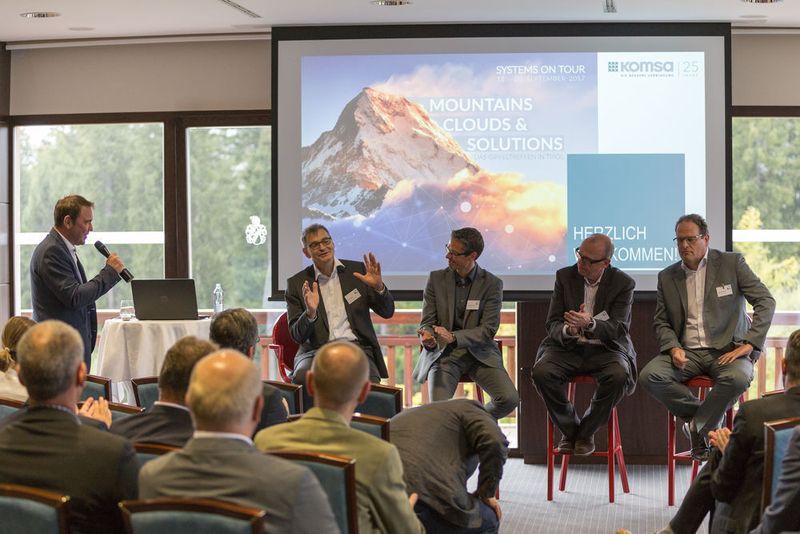 Es wurde lebhaft diskutiert: (v. l.) Maik Goldschmidt (Komsa) als Moderator mit den Diskussionsteilnehmern Rolf Müller (Unify), Lars Dietrichkeit (Innovaphone), Roland Elster (Swyx) und Dirk Hetterich (Lancom) (Komsa)