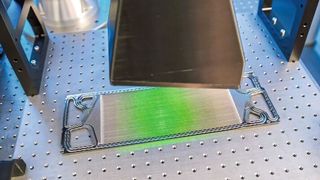 Ein am Fraunhofer-IPM entwickelter digital-holographischer Inline-Sensor sichert die Qualität von Bipolarplatten. Der 3D-Sensor vermisst die Bauteiloberfläche mit Mikrometergenauigkeit und liefert Daten für die Steuerung und Optimierung der Produktion. (Bild: Fraunhofer-IPM)