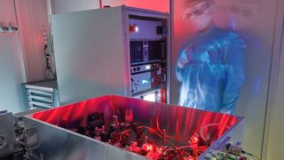 Der Laborprototyp für einen rauscharmen Quantenfrequenzkonverter ist das erste Ergebnis der Kooperation zwischen Fraunhofer und Qutech. (Bild: Fraunhofer ILT)