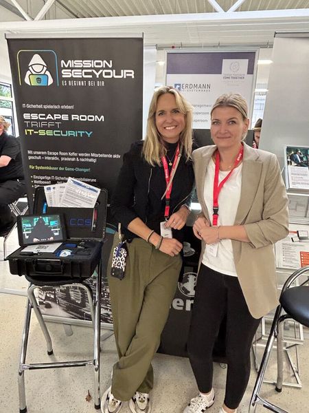Elena Meer (l., Mission Secyour) und Cynthia Höhnel (sicdata) kamen heute ohne ihren Kollegen Tobias Erdmann... (Bild: Vogel IT-Medien GmbH)