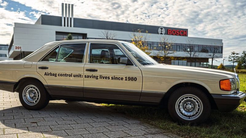 40 Jahre ist es her, da führte Mercedes-Benz den ersten von einem elektronischen Steuergerät ausgelösten Airbag im Serienautomobilbau ein – mit tatkräftiger Unterstützung von Bosch. 40 Jahre ist es her, da führte Mercedes-Benz den ersten von einem elektronischen Steuergerät ausgelösten Airbag im Serienautomobilbau ein – mit tatkräftiger Unterstützung von Bosch.