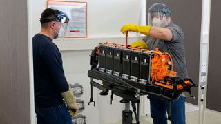 Werkstattmitarbeiter, die an Batterien arbeiten, brauchen künftig die Qualifikationsstufe 3S. (Rosenow/»kfz-betrieb«)