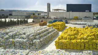 Eines der weltweit 13 Alpla-Recyclingwerke, das durch mechanisches Recycling die Basis für kreislauffähige Verpackungen von morgen legt. (Bild: Alpla)