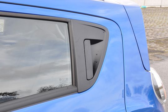 Die hinteren Türgriffe sind so dezent untergebracht, dass der Wagen wie ein agiler 2-Türer wirkt. (Archiv: Vogel Business Media)