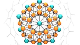 Äußerlich sieht der Cluster aus 55 Kupfer- und Aluminiumatomen aus wie ein Kristall, chemisch hat er jedoch die Eigenschaften eines Atoms. Das heterometallische Superatom des Lehrstuhls für Anorganische und Metallorganische Chemie, ist das größte, das je im Labor hergestellt wurde.  ( Christian Gemel / TUM)