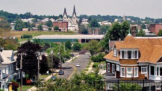 Blick auf New Britain, Hartford County: Hier ist der Firmesitz von Stanley Black & Decker, auf dessen ehemaligem Firmengelände der Brennstoffzellen-betriebene Energie- und Innovationspark entstehen soll.  (Bmr1987  / CC BY 3.0)