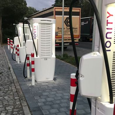 Leichter Laden in ganz Europa: In der Spark Alliance haben sich vier Ladenetzbetreiber zusammengeschlossen, um ihren Nutzern 11.000 Ladepunkten in 25 Ländern bereitzustellen. (Bild: Grimm – VCG)