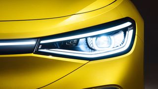 Dauerfernlicht und Augenaufschlag: Mit LEDs lassen sich ganz neue Leuchten- und Lichtdesigns realisieren (hier die Matrix-Schweinwerfer des ID.4 von VW). (Bild: Volkswagen AG)