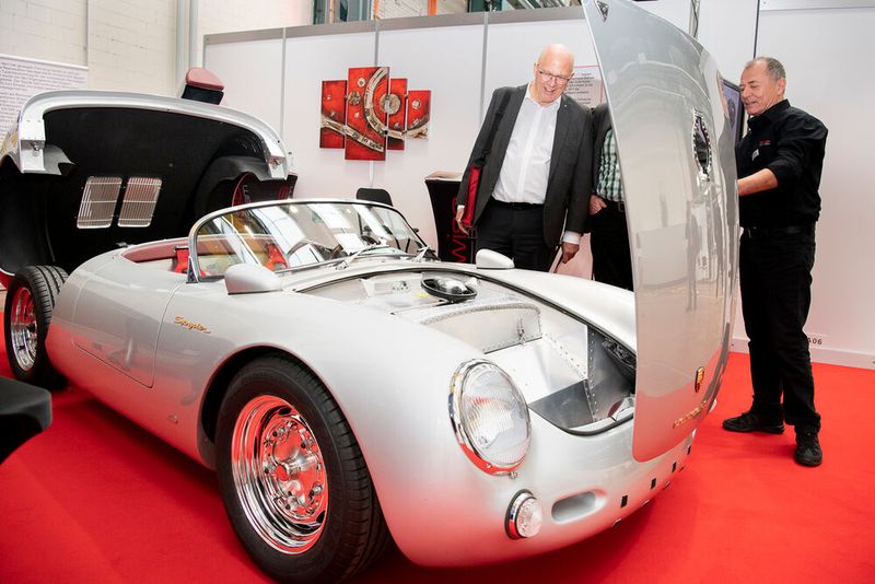 Ein Blickfang am SPF war der Oldtimer-Porsche auf dem Stand von SwissBeam. (Bild: Thomas Entzeroth)