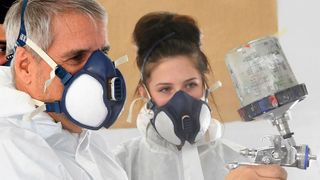 Auch in der Autobranche kommen Atemschutzmasken zum Einsatz. (Bild: Daimler)