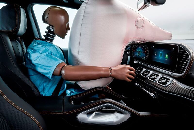 Der Airbag schiebt sich bei einem Aufprall über das Lenkrad hinweg und polstert den Freiraum zwischen ihm und dem Menschen. (Mercedes)