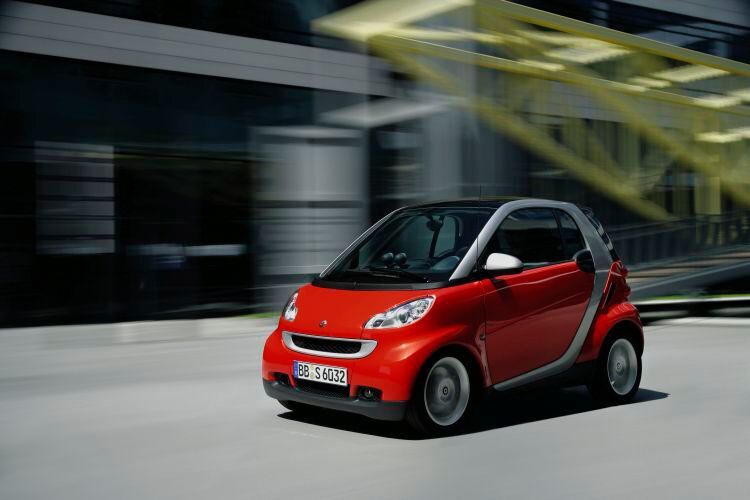 Im Zuge der Entwicklung des Smart Fortwo (damals noch „City Coupé“ genannt) stieg Erfinder Hayek aus dem Projekt aus, unter anderem weil sich Daimler weigerte, Techniken (etwa Elektromotoren direkt an den Rädern) für ein spritsparendes Auto einzubauen, die ursprünglich essenzieller Bestandteil des Konzepts waren. (Bild: Daimler)