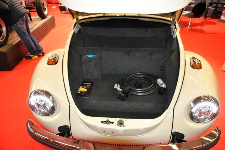 Ein bisschen weniger Raum als in der Serie: Der Kofferraum des Retrokäfers beherbergt unter anderem Elektronikkomponenten sowie die Innenraumheizung auf Wasserbasis. (Dominsky)