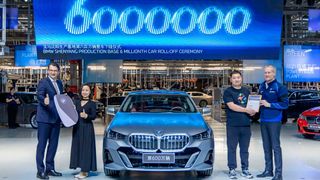 Der BMW i5 war das sechsmillionste Fahrzeug, das im chinesischen Werk Dadong vom Band lief. (Bild: BMW)