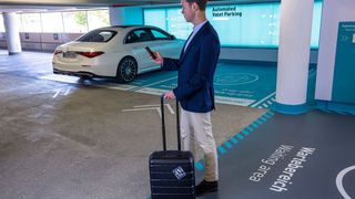 Bosch wird auf der IAA im Parkhaus Messe West eine Live-Demo des automatisch parkenden Autos zeigen. (Mercedes-Benz)