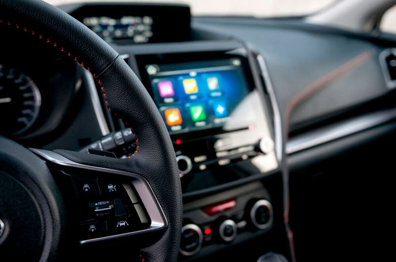 Aktuelle Autos sind mit vielen softwaregesteuerten Funktionen ausgestattet. In den nächsten Jahren werden die Onboard-Programme immer größer und auf hunderte von Millionen Zeilen Code wachsen. (Bild: Micron)