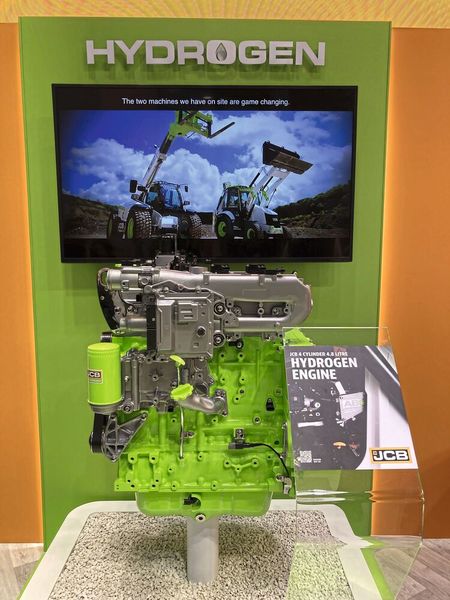 Während die meisten beim Thema Wasserstoff an die Brennstoffzelle denken, hat JCB einen voll funktionsfähigen Wasserstoff-Verbrennungsmotor entwickelt. Das Modell wurde Anfang 2025 für den Verkauf in Europa zugelassen. (Bild: dm/VCG)