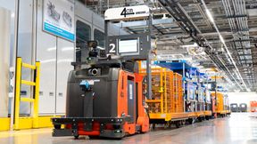 Autonome Routenzüge von 4am Robotics machen die effiziente, bedarfsgerechte Materialversorgung bei ZF in Passau aus. (Bild: Medienproduktion Holzer)