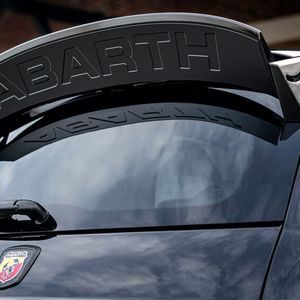 Der Heckspoiler kann in 13 Stufen von 0 bis 60 Grad justiert werden.(Bild:  Auto-Medienportal.Net/Abarth)