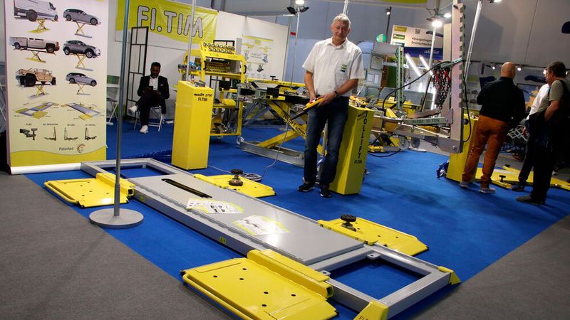 KMWE Werkstatteinrichtung mit Geschäftsführer Michael Köberlein führte am Stand von FI.TIM die neue Hebebühne master 3700 vor. Die Bühne hat eine Auffahrthöhe von nur 11 cm, kann 3,5 Tonnen heben und ist 3,7 Meter lang. Die universellen Aufnahmeplatten sind verschiebbar und können mit Gummiauflagen zum „Radfreiheben“ eingesetzt werden. (Bild: Jürgen Klasing)