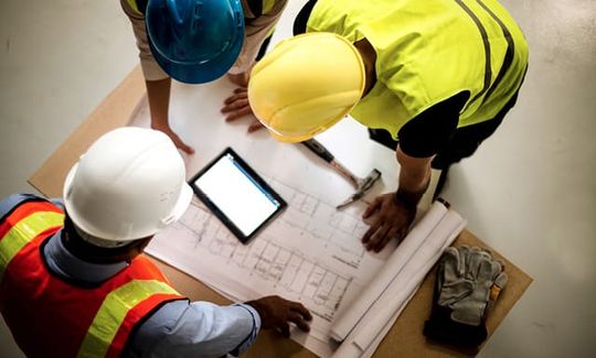 (Geschäftserfolg und Arbeitssicherheit sind eng verbunden. Bild: lovro 77/istockphoto)