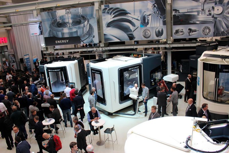 Wie jedes Jahr herrscht gute Stimmung unter den Gästen der traditionellen Hausausstellung von DMG Mori in Pfronten. (Sonnenberg)