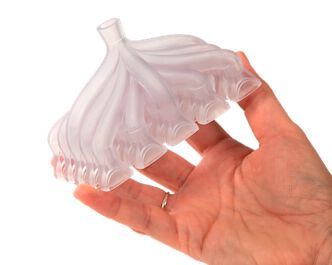 Anwendungsbeispiel eines Bauteils, das mit dem neuen, sehr transparenten Kunststoff „Figure 4 Tough Clear“ von 3D Systems gedruckt wurde. Es ist serientauglich, wie der Anbieter betont. Es neige übrigens nicht zum Vergilben und sei für Langzeitanwendungen tauglich.(Bild:  3D Systems)