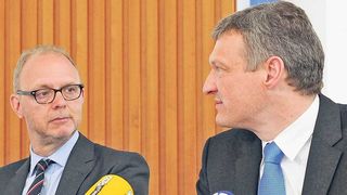 Auf einer Landespressekonferenz geben Finanzminister Stephan Toscani (links) und Landes-CIO Dr. Hanno Thewes die Neuausrichtung der Landes-IT bekannt (Foto: Iris Maurer)