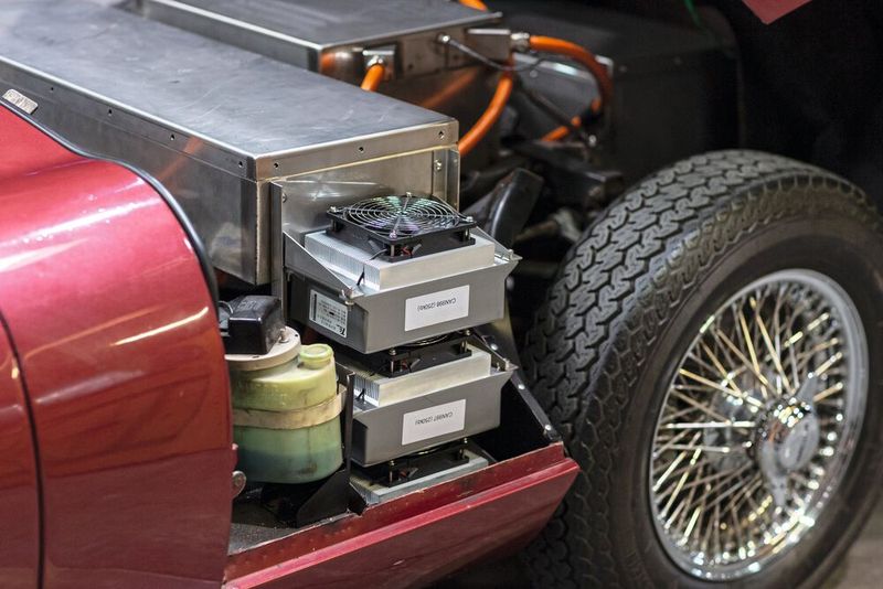 Der Reihensechszylinder machte drei großen Batterieboxen und einem Computer Platz. (Bild: Julian Salinas)