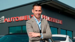 Bei Matthias Prusseit gehen auch erfolgreiche Autohändler gerne zur Schule: Der freie Autohändler verfolgt den Ansatz „weniger ist mehr“ und setzt auf Profit statt Umsatz. (Bild: Autowelt Prusseit)